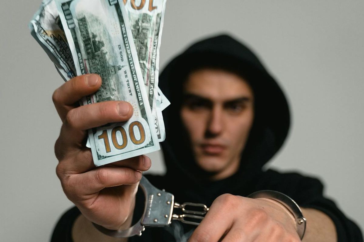 Hacker tenta aplicar golpe bilionário em banco, mas cai em armadilha da polícia