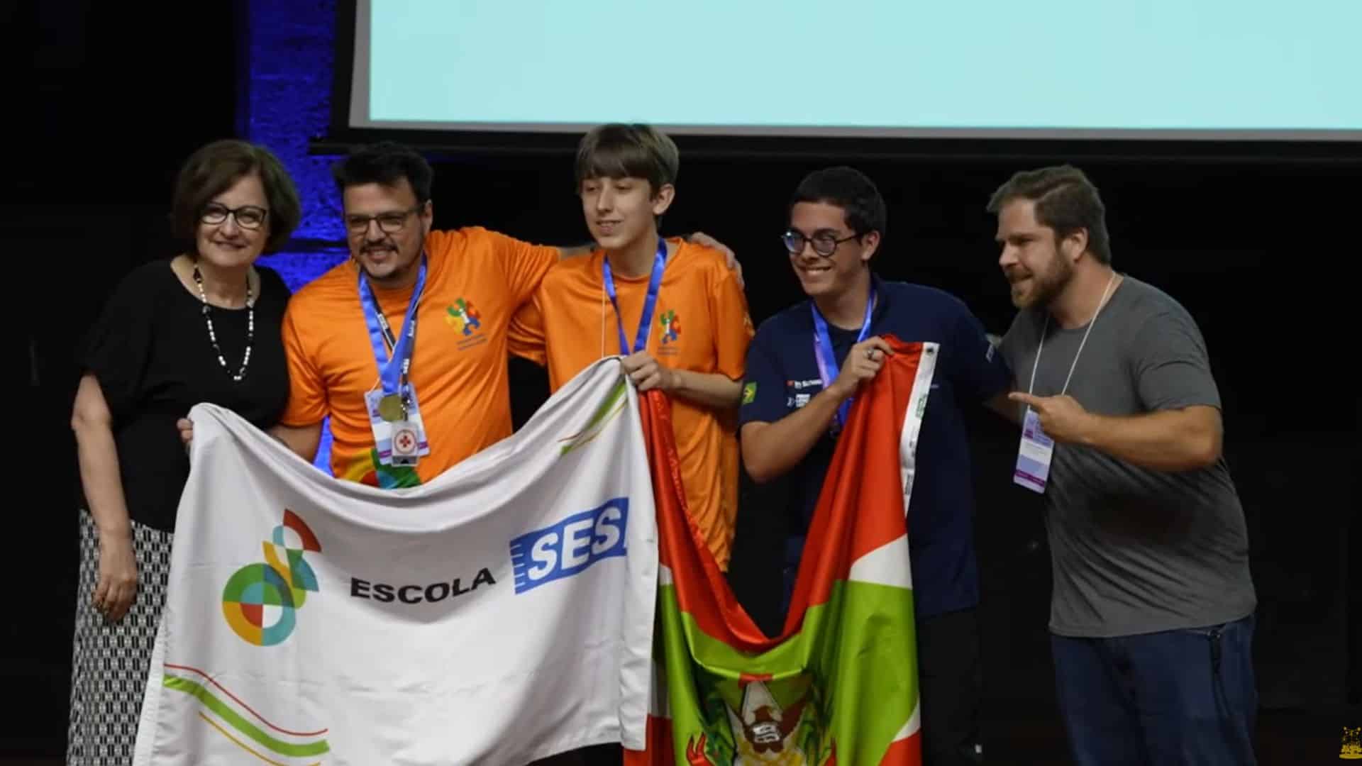 Alunos do ensino médio de Santa Catarina ganham prêmio com solução blockchain na USP