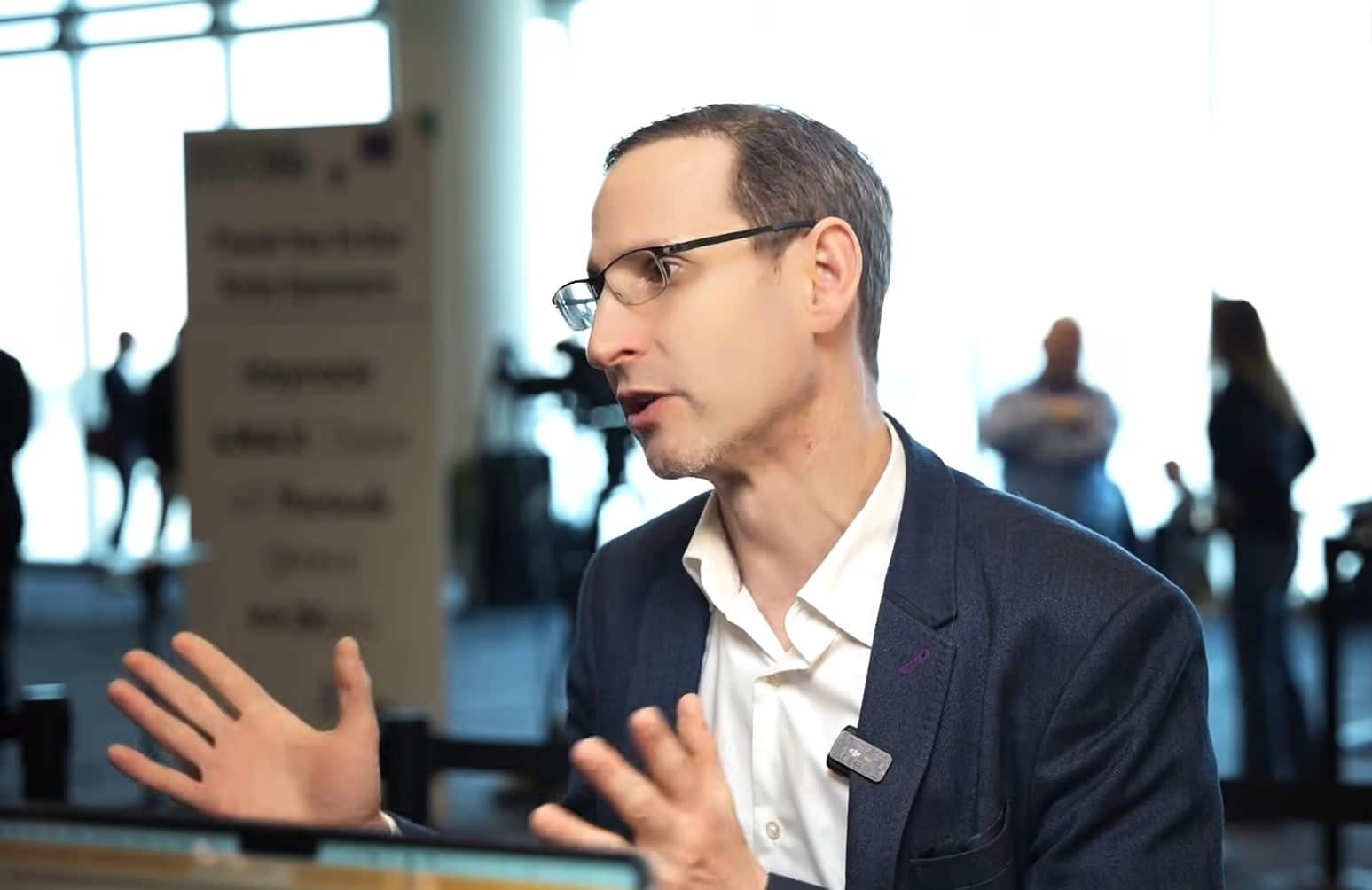 Bitcoin pode atingir metade do valor de mercado do ouro, diz executivo da VanEck