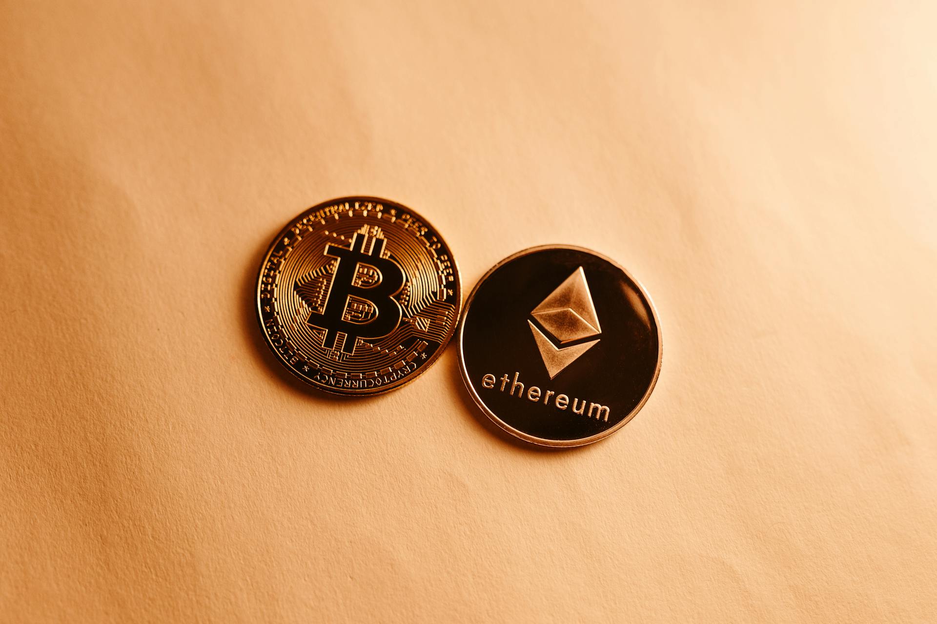 Ethereum supera Bitcoin em entradas de ETFs pelo quinto dia seguido
