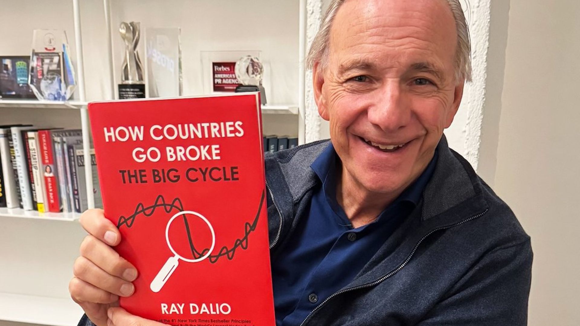 "Tenha ouro ou bitcoin, o dinheiro está perdendo o valor", alerta bilionário Ray Dalio