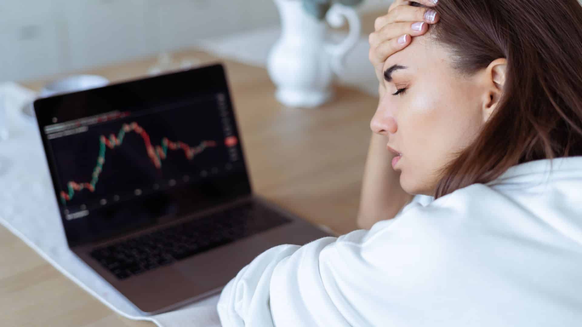 "Vender bitcoin no prejuízo é uma estratégia legal e viável", explica contadora brasileira