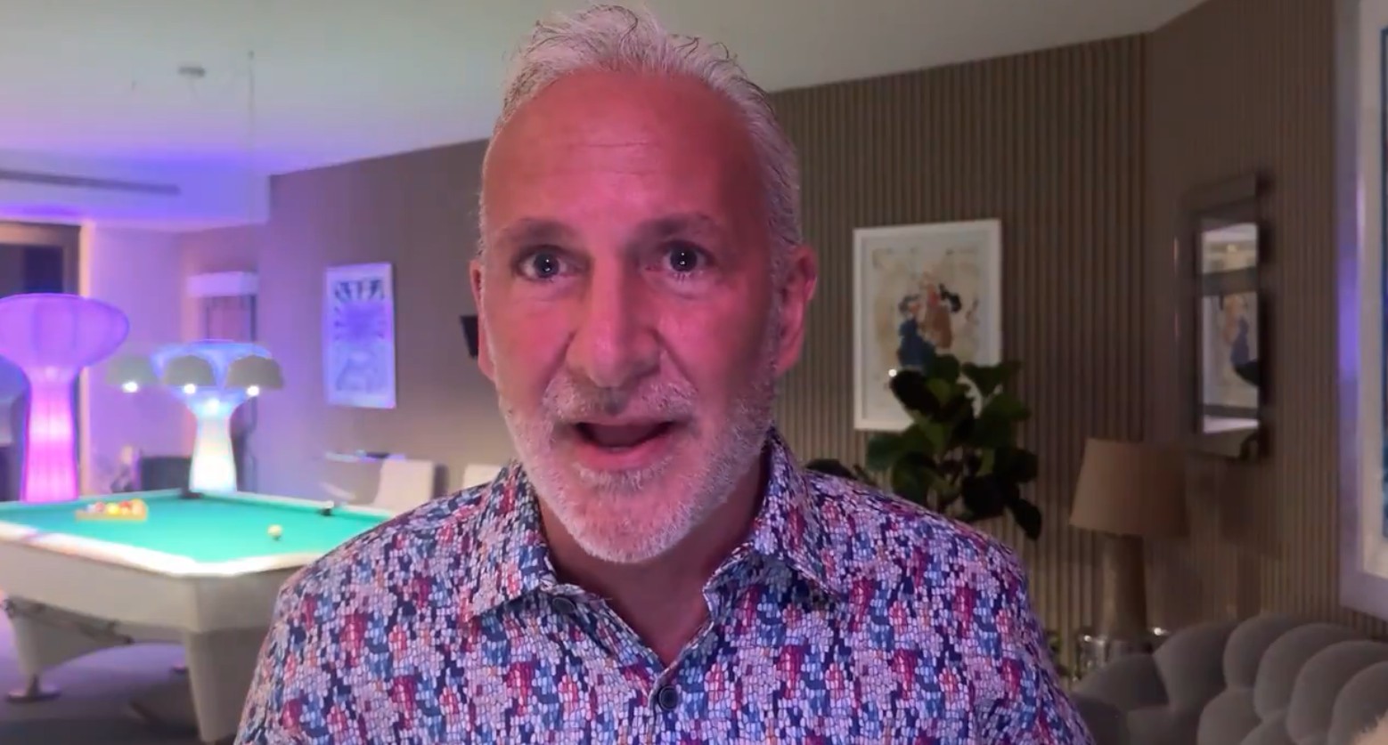 Bitcoin cairá para US$ 75.000, alerta Peter Schiff