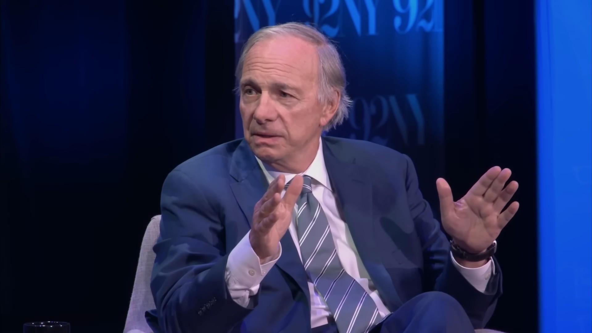 Ray Dalio diz que dólar pode voltar a ser lastreado em ouro