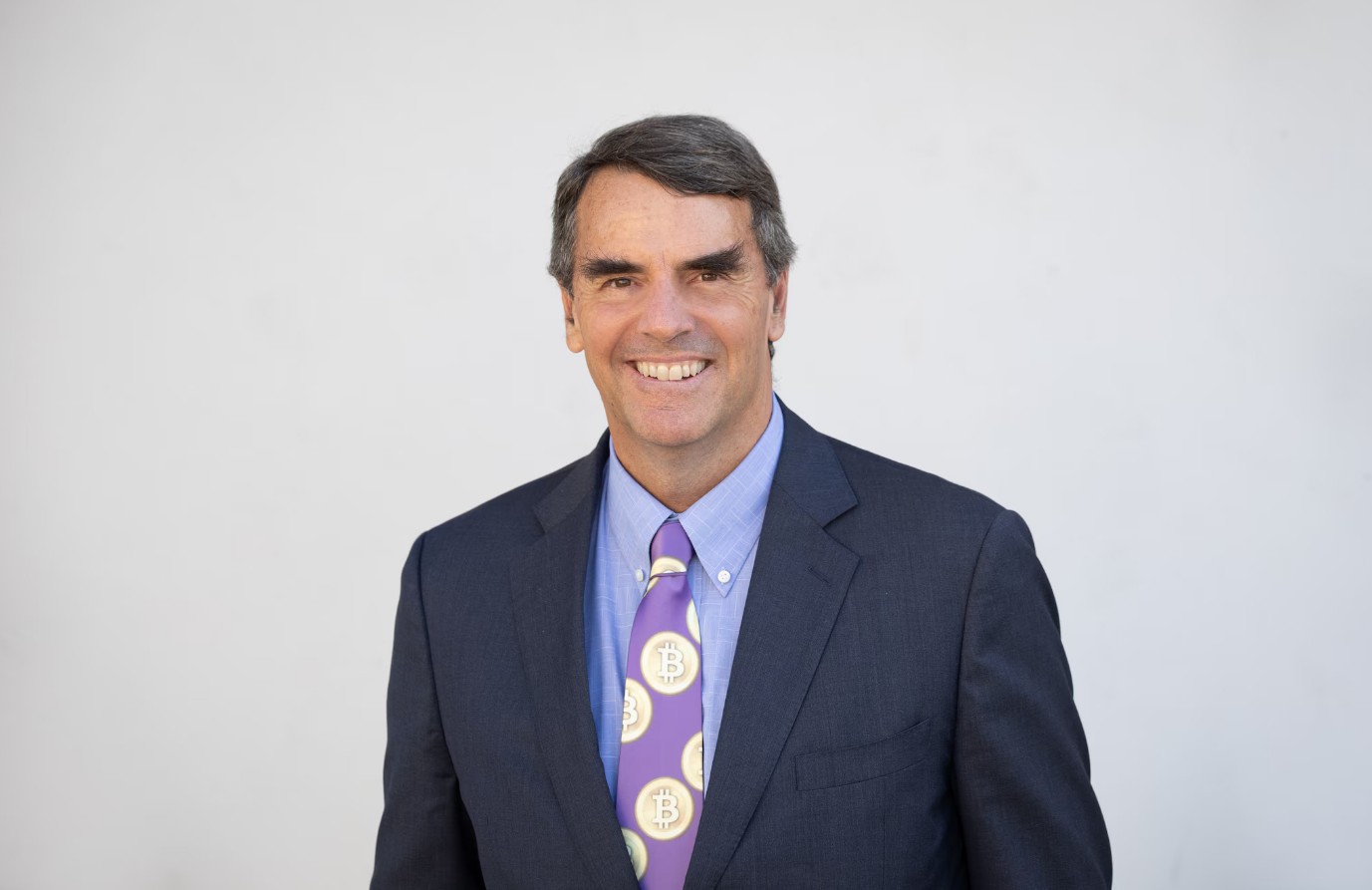 Tim Draper chama ouro de 'pré-histórico' e diz que Bitcoin é a única salvação contra inflação
