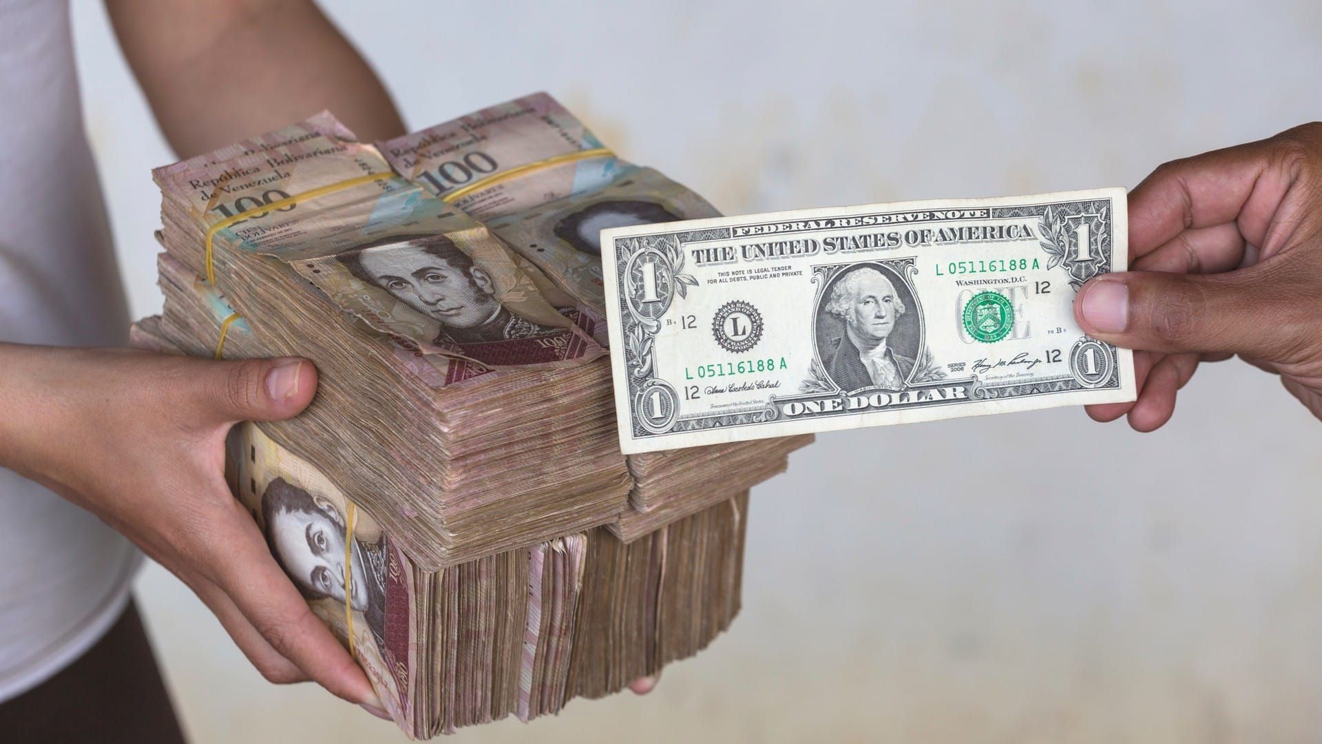 Venezuelanos correm para criptomoedas e comércio adere em massa