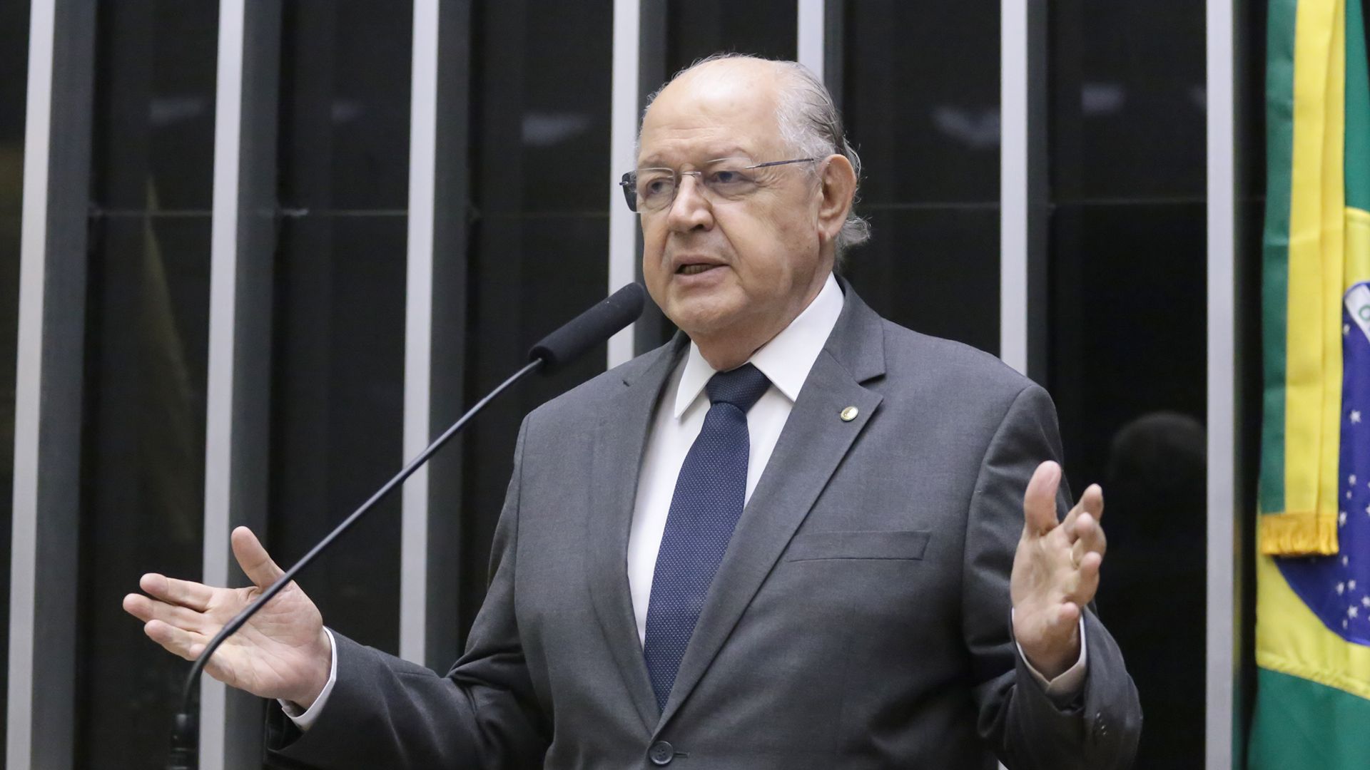 Deputado quer limitar transações em dinheiro e acabar com notas de R$ 100 e R$ 200