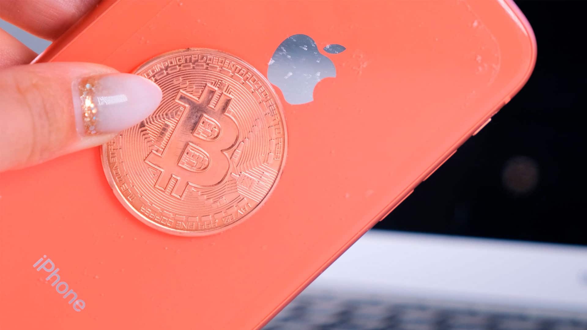 Preço de lançamento do iPhone ficou 50% mais barato em Bitcoin, aponta estudo