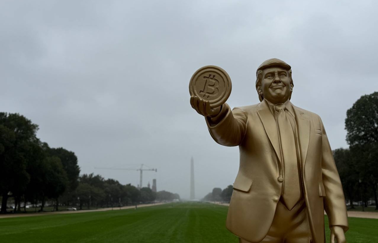 Trump recebe estátua segurando moeda de Bitcoin no capitólio americano