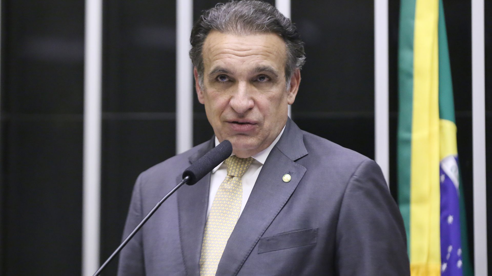 Deputado cobra Receita Federal sobre rastreio de criptomoedas e bets de brasileiros