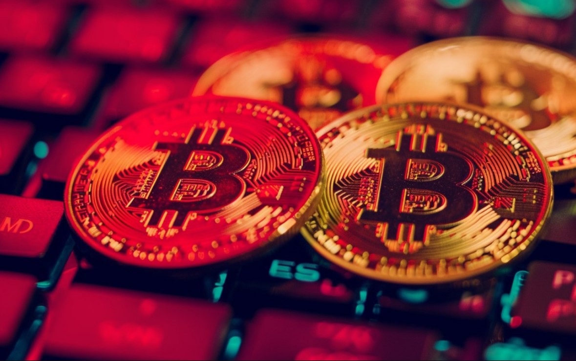 Por que o Bitcoin está caindo mesmo com tantas notícias positivas?