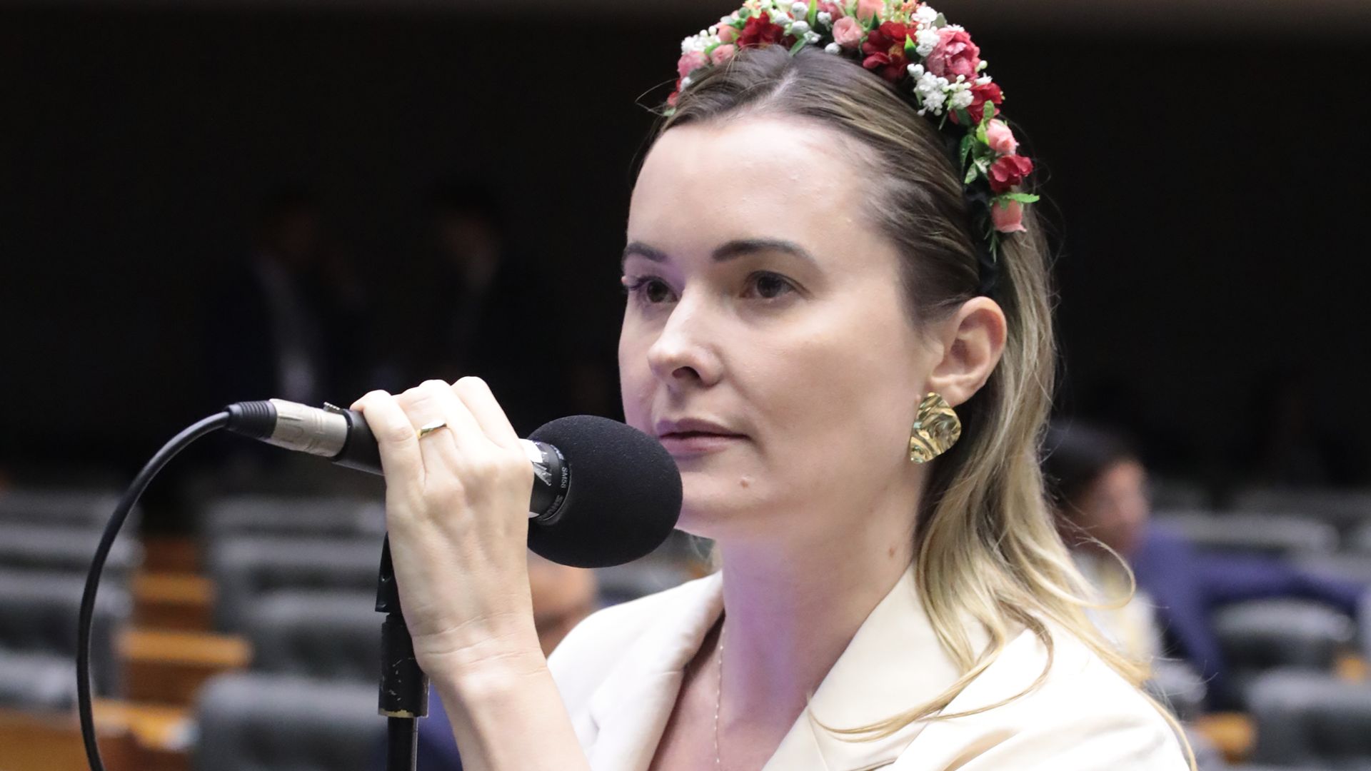 Julia Zanatta quer suspender regras da Receita Federal para criptomoedas, a DeCripto