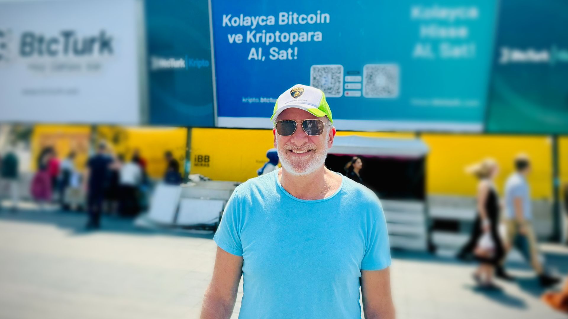 "Preço do bitcoin em prata foi dizimado, venda enquanto pode", ataca Peter Schiff