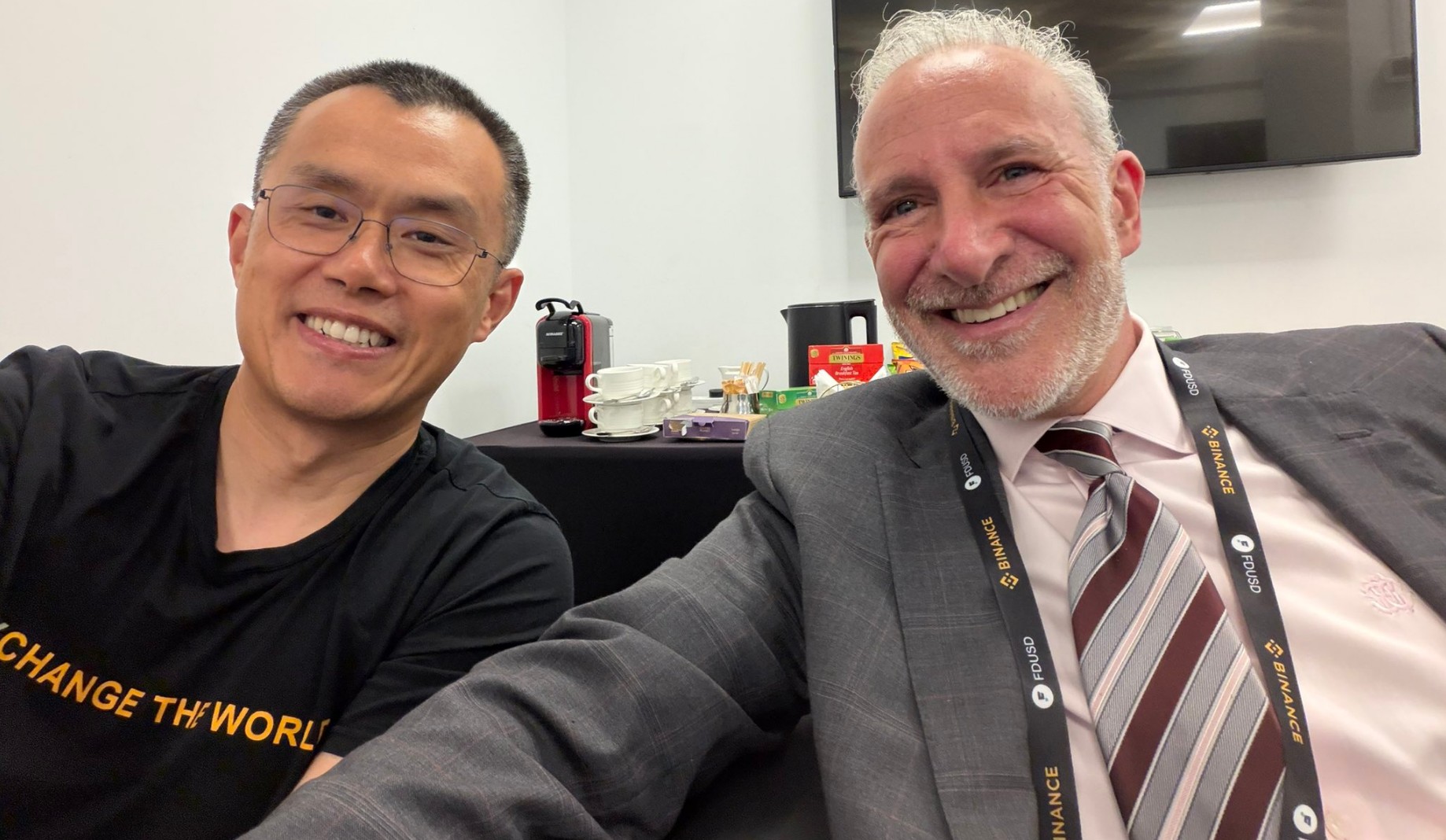 Fundador da Binance prova que Bitcoin é melhor que ouro em debate com Peter Schiff