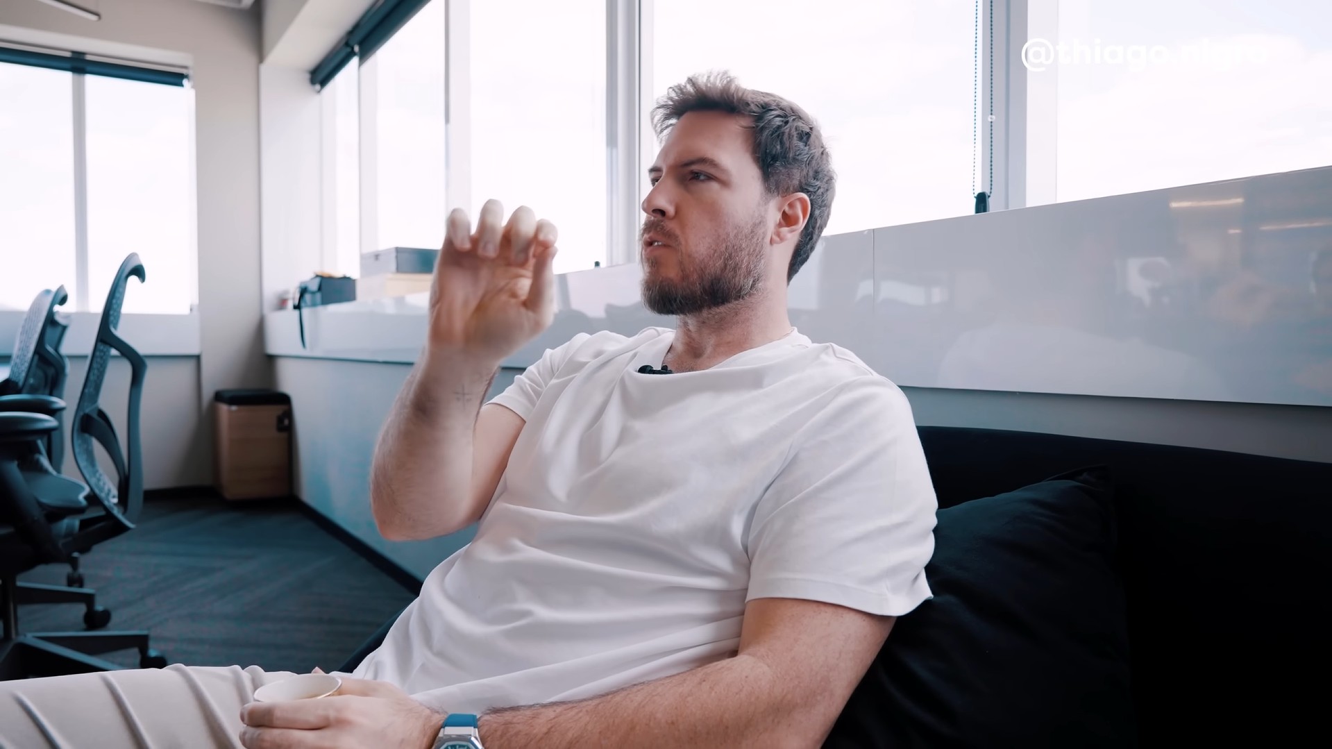 Thiago Nigro relata tensão ao procurar carteira de criptomoedas em papel deixada com a esposa: “muito dinheiro”