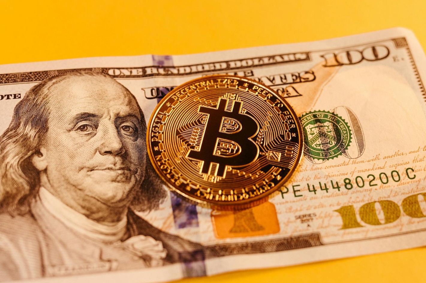 Bitcoin tem leve queda e liquida 250 mil traders