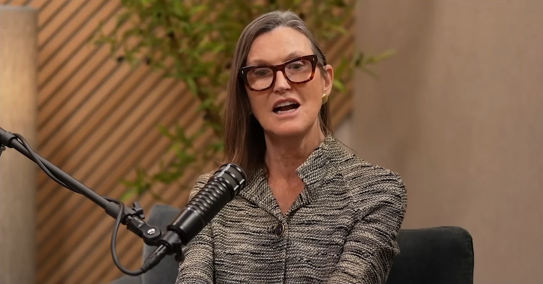Cathie Wood diz que compras de Bitcoin pelos EUA podem destravar novo ciclo de alta