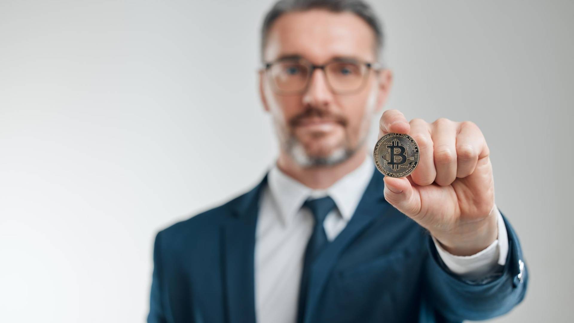 A base de investidores em Bitcoin está migrando do varejo para as instituições, afirma a Bernstein