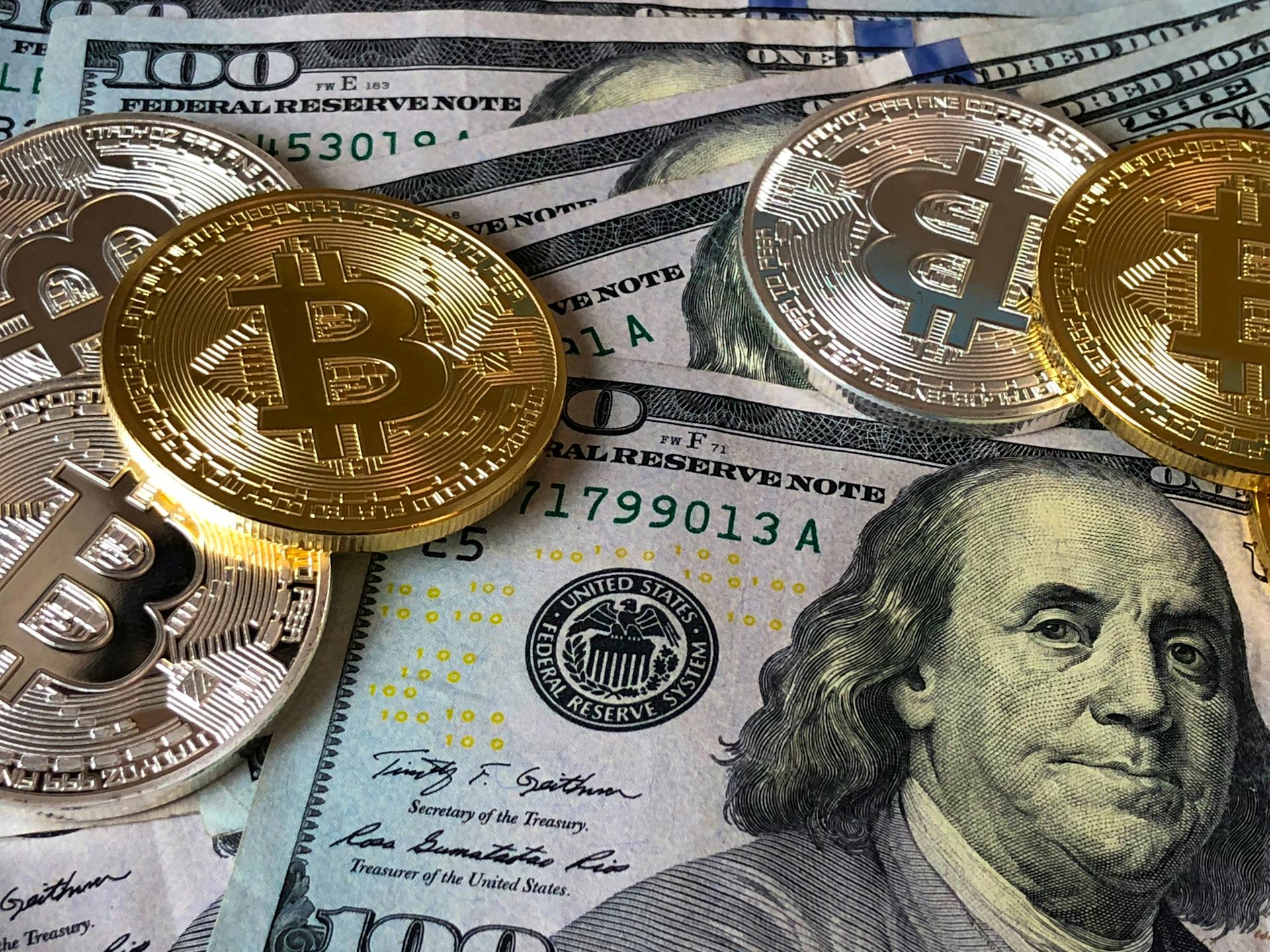 Criador do primeiro ETF de Bitcoin do Brasil publica paper que prova: ouro de bancos centrais não escapa do dólar — e aponta Bitcoin como a verdadeira saída