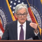 Powell faz sua última reunião como presidente do Fed, mantém juros e descarta novos aumentos imediatos