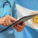 Brasileiros estudando Medicina na Argentina impulsionam uso de criptomoedas, aponta relatório