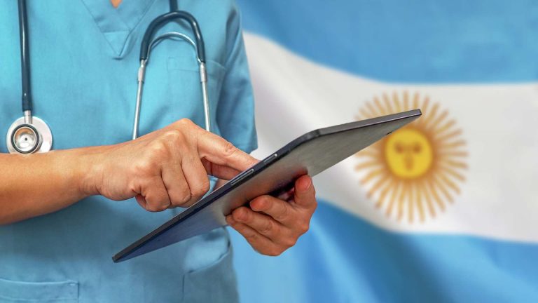 Brasileiros estudando Medicina na Argentina impulsionam uso de criptomoedas, aponta relatório