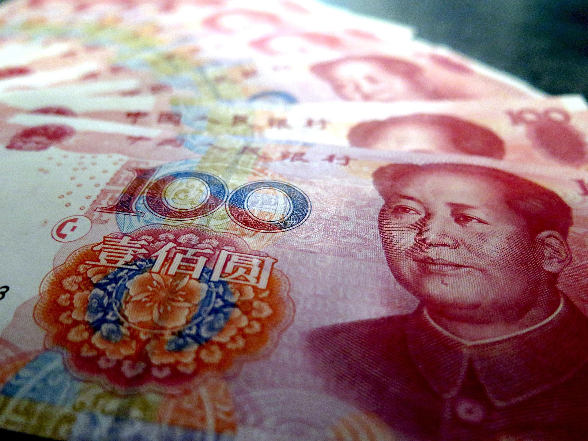 China avança na adoção do yuan digital com adesão de 26 bancos em plataforma de transações internacionais do e-CNY