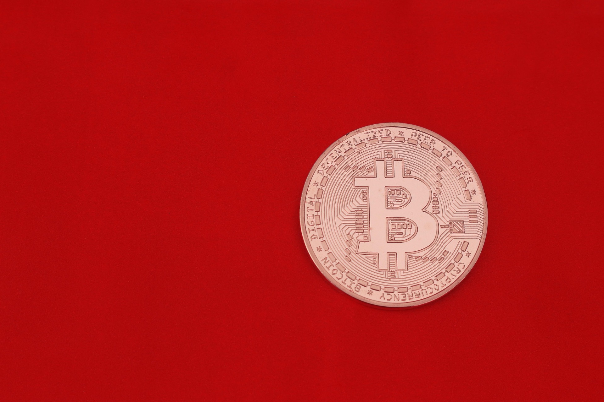 ETFs fecham mês no negativo e Bitcoin inicia junho abaixo dos US$ 70.000