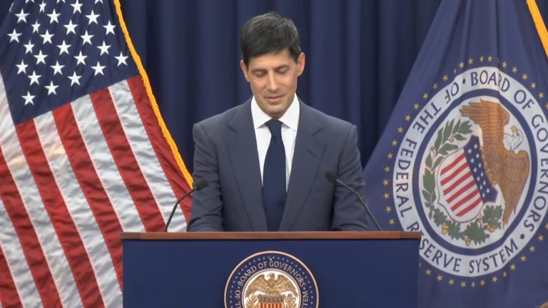 Previsões sobre aumento na taxa de juros dos EUA sobem após pronunciamento do novo presidente do Fed e Bitcoin cai para menor nível dos últimos 7 dias
