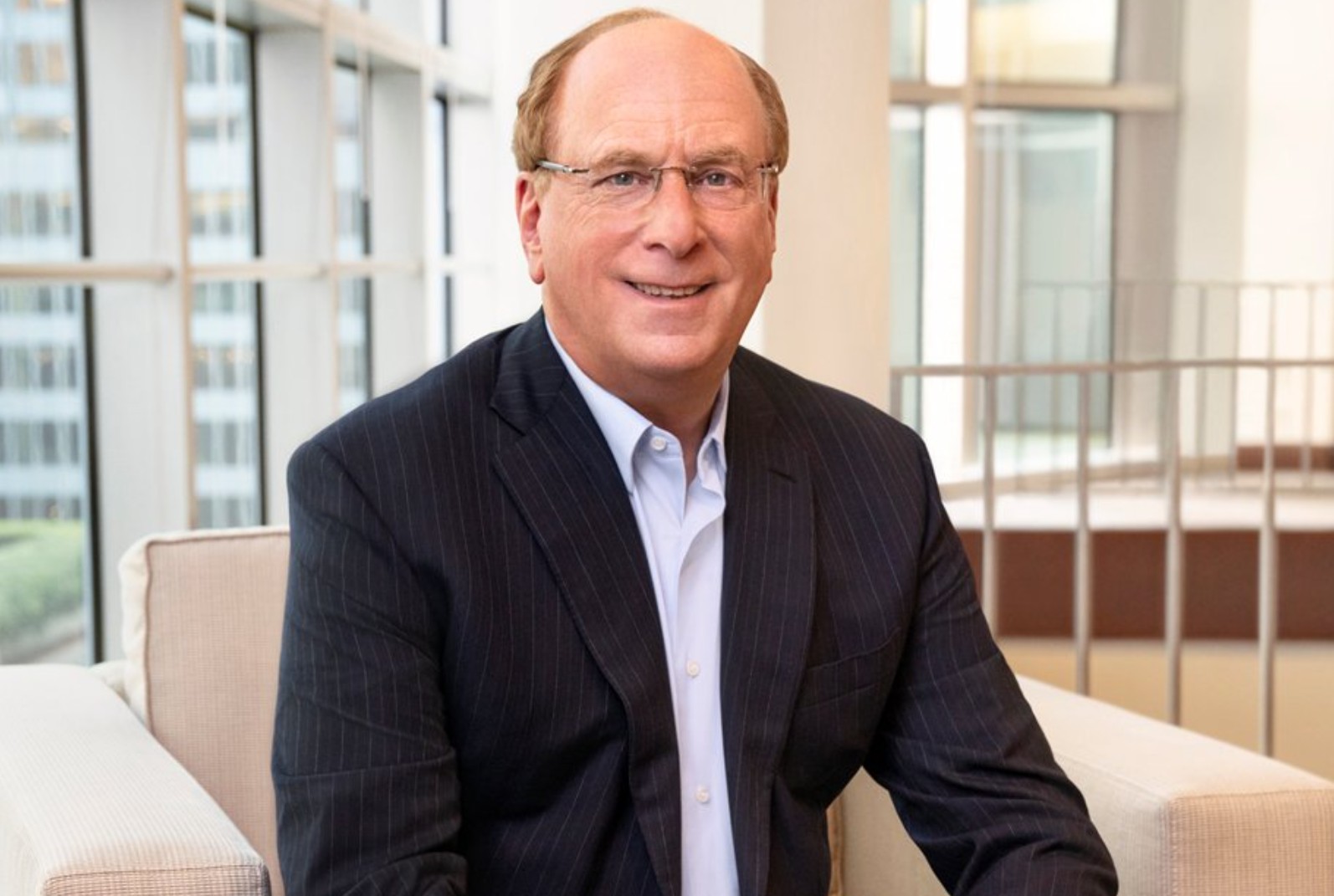 CEO da BlackRock aponta que alavancagem no Bitcoin está menor e se diz otimista com os mercados nos próximos 12 meses