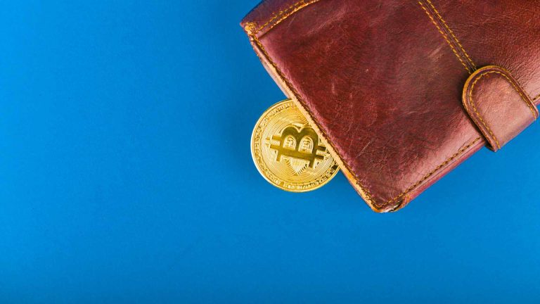 Justiça condena Coinbase a devolver R$ 500 mil e rejeita defesa de autocustódia