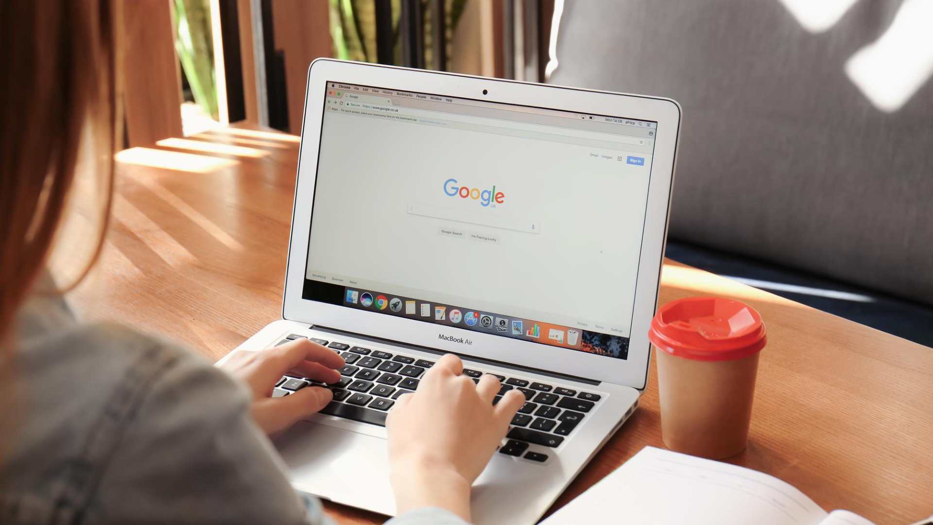 Novo aplicativo do Google cria resumos de criptomoedas com a ajuda de IA
