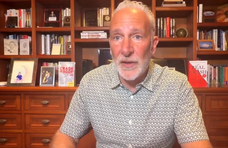 Peter Schiff se diz arrependido de não comprar Bitcoin, mas segue recomendando venda da criptomoeda