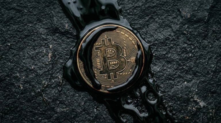 Preço do barril de petróleo segue subindo e Bitcoin volta a ser negociado abaixo dos US$ 65.000